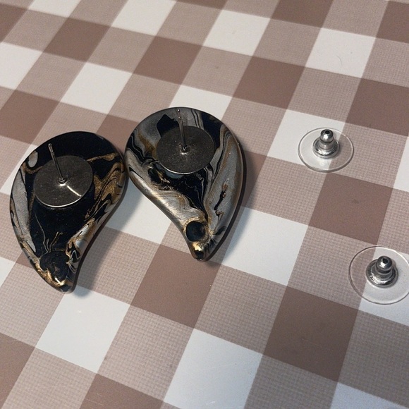 VTG Pierced Lightweight Earrings - Picture 2 of 2